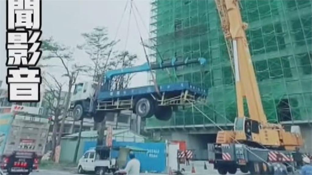 高雄工地「無防護」進行吊掛 車來車往民眾直呼誇張