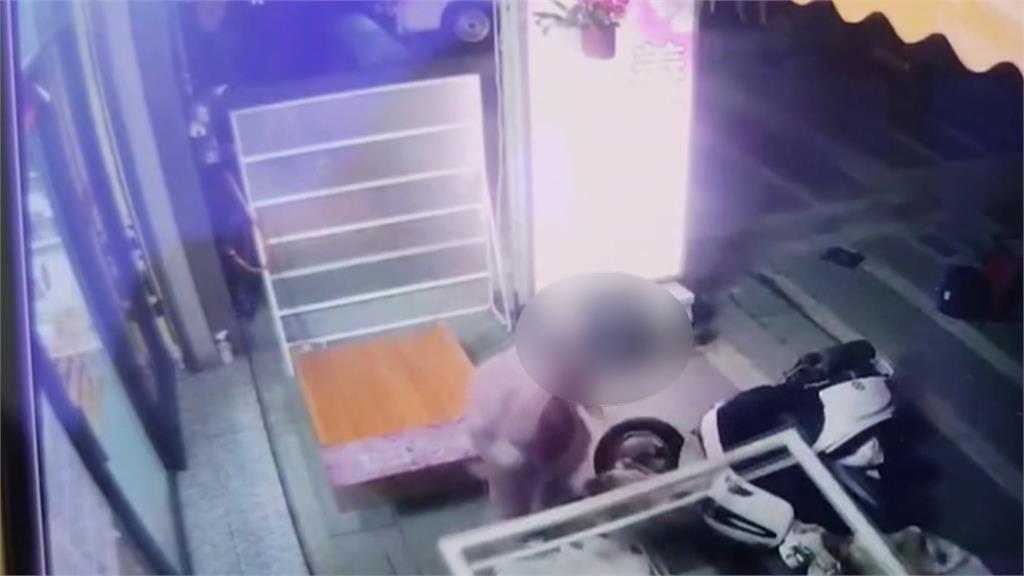推倒路邊27輛機車　警到場將婦人強制送醫