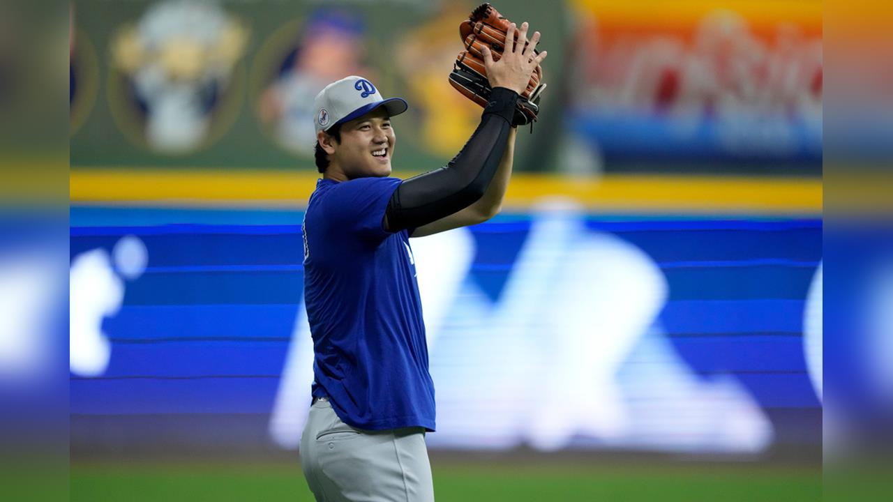 MLB(影)／大谷翔平提前9天抵春訓營！左腳釘鞋右腳五指襪罕見訓練方式