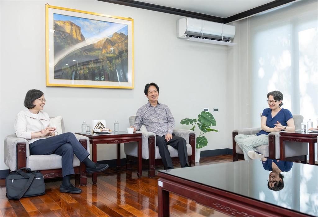 快新聞／蔡賴蕭合體喊團結　吳思瑤突感謝樂樂：很可愛能跟斑斑玩