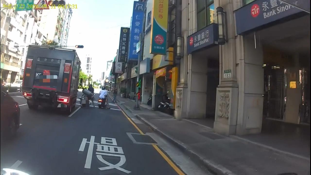 機車停紅燈遭貨車追撞! 4空瓦斯桶"滾一地"騎士急跳開