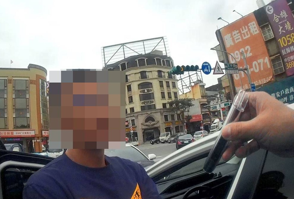 轎車停路中間 員警叫醒昏睡男手中竟涉握著毒品