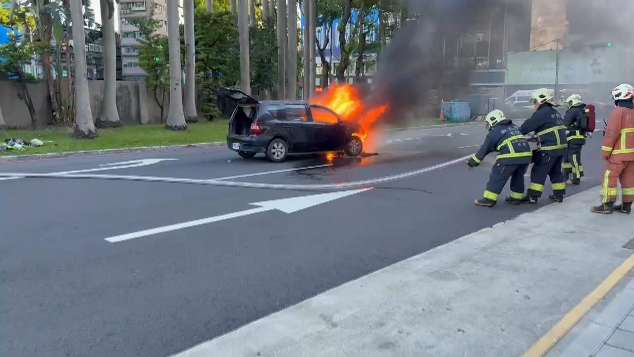 熱到火燒車？　新北板橋轎車引擎突起火　駕駛、乘客嚇壞逃跑