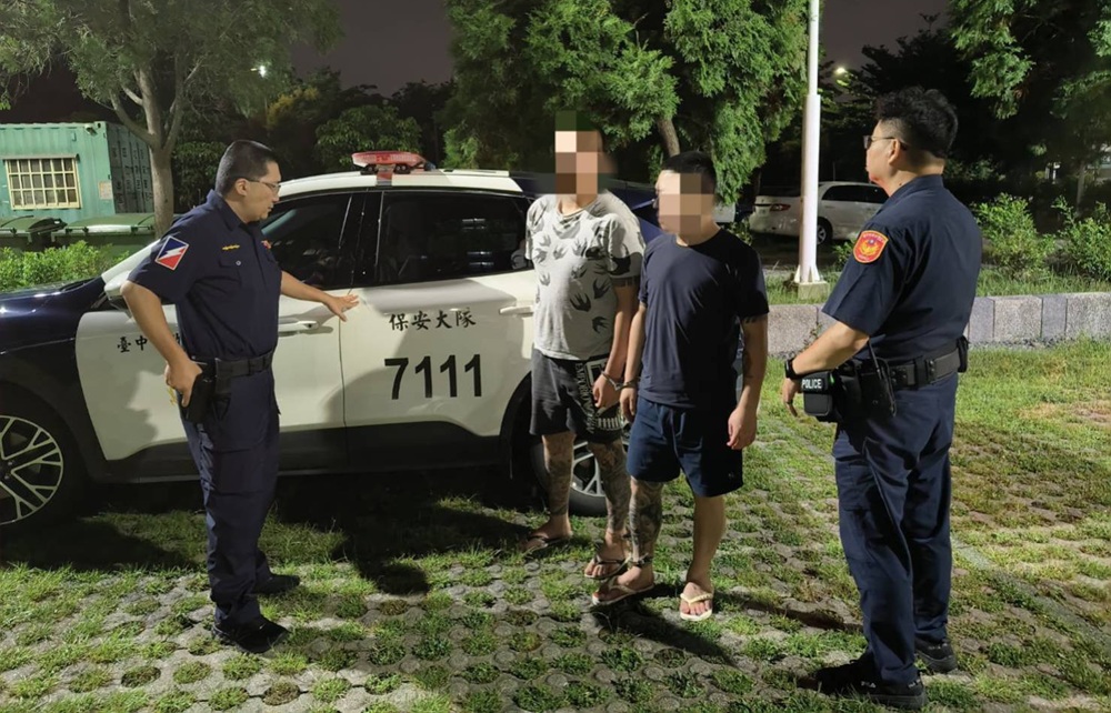 車燈只亮一邊　駕駛踩油門想逃警查獲通緝犯與毒品