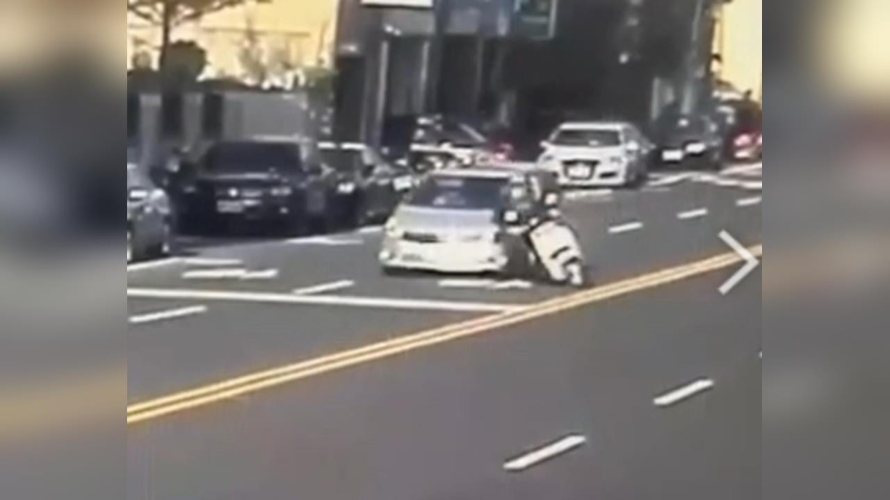 陽光太刺眼？　八旬老翁闖紅燈　員警攔停遭擦撞「鼻孔流血」送醫