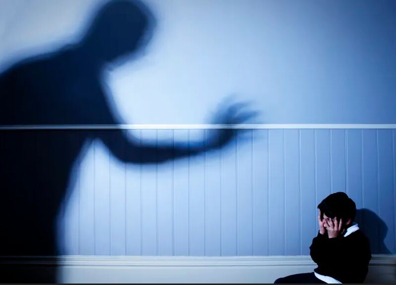 無良繼父虐打同居人幼女　逼吞馬桶水舔屎喝尿僅輕判10月徒刑