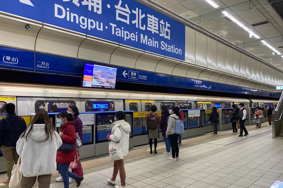 快新聞／沒想到這麼多錢！北捷車廂驚見「150萬」　失主激動致謝曝用途