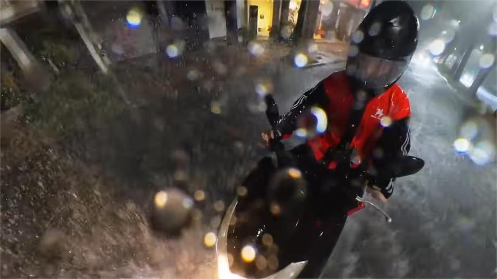 人生跑馬燈閃過？加國男初次在台遇強颱　冒風雨騎車出門驚險畫面曝光