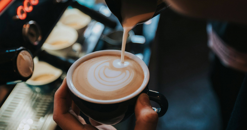 每天喝拿鐵卻皮膚癢、狂冒痘？　醫點名「2成分」恐是發炎元兇