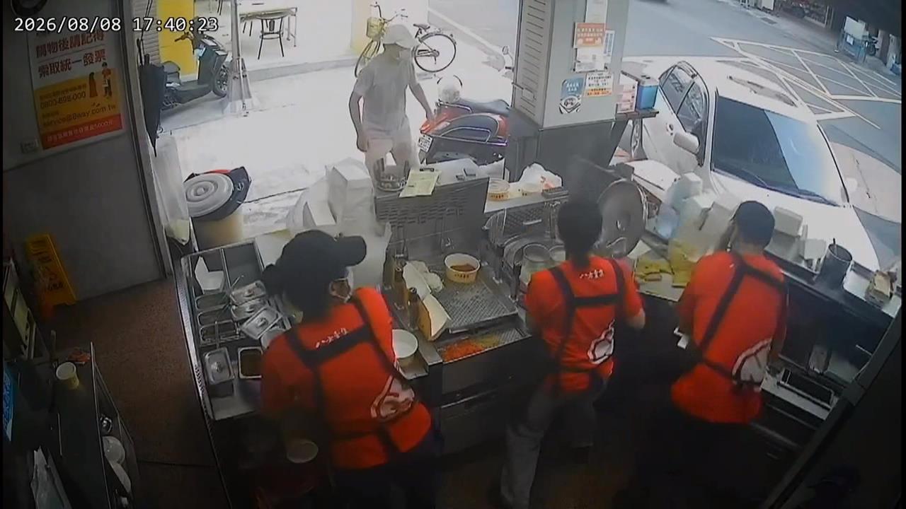 獨家！誤踩油門？高雄79歲駕駛衝撞鍋貼店　2人受傷送醫無大礙