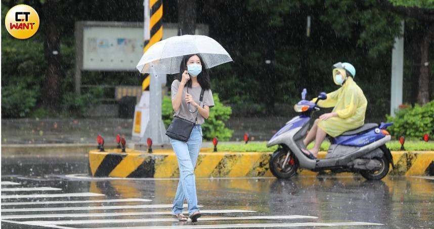 明天水氣仍多!下週半個台灣有雨 「這2天」鋒面報到北部雨更大
