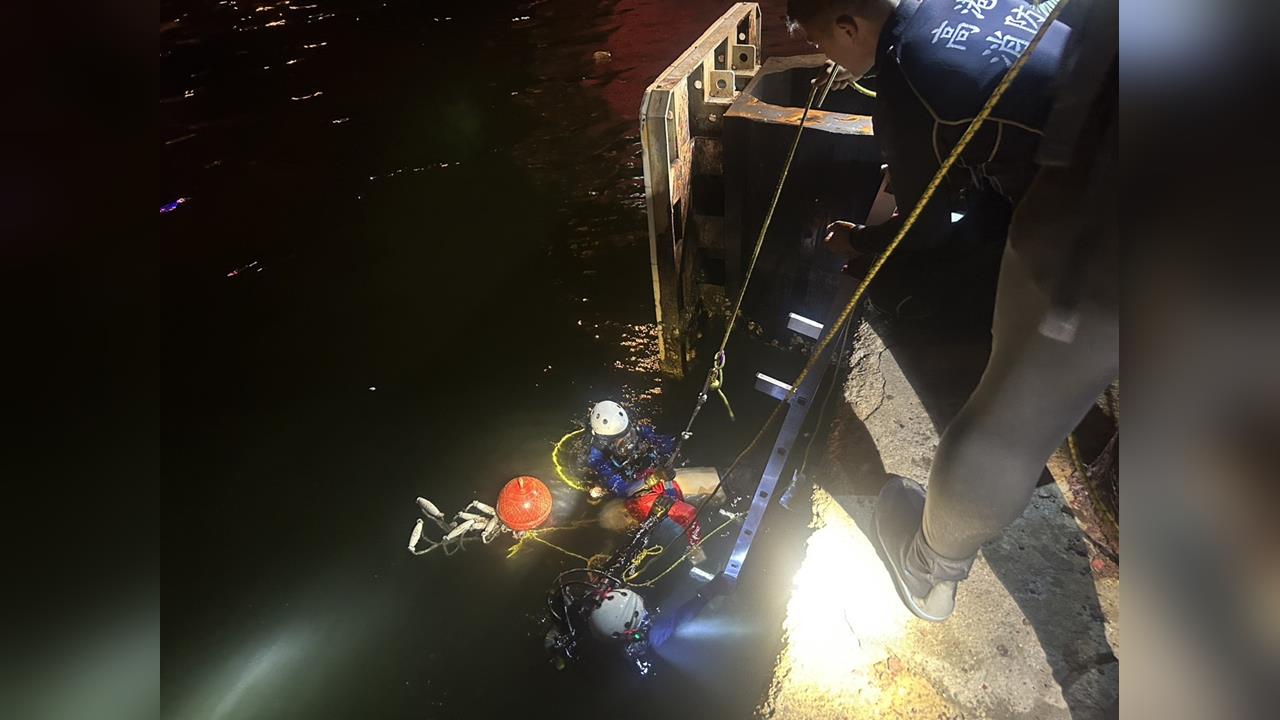 最新／高雄港碼頭驚傳「1人落海」　已救起送醫搶救中