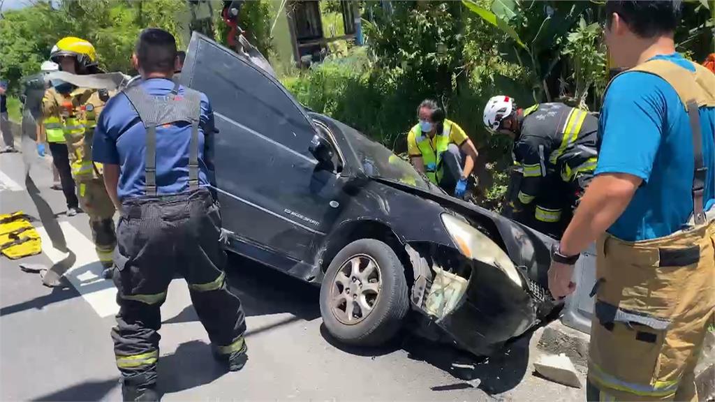 台東爸爸載2幼女不慎自撞燈桿 3歲童「險拋飛」遭車窗夾住
