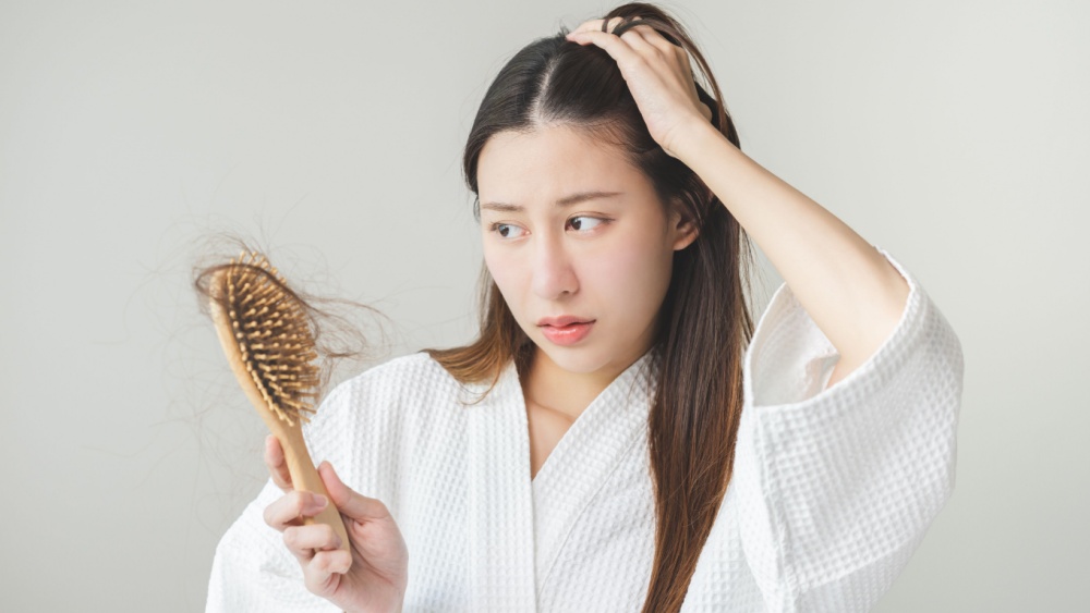頭皮發炎症狀有哪些? 頭髮狂掉可能是警訊! 專家揭4大原因