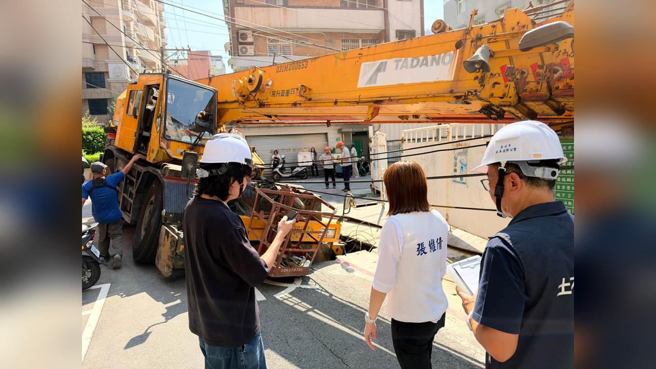 快新聞／中和驚現巨型天坑！自來水管破裂　大型工程車陷落受困