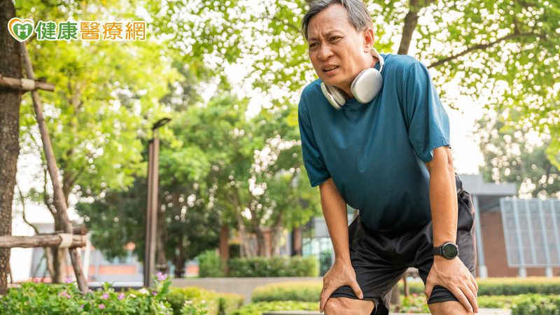 爬樓梯喘、乾咳別輕忽!70歲翁確診肺纖維化 肺部變身「菜瓜布」