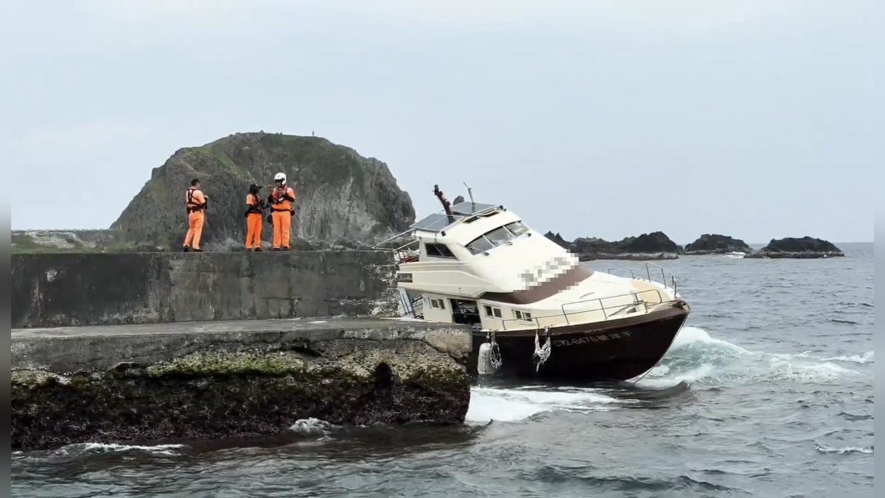 快新聞／綠島公館港驚傳擱淺意外！20名潛水客急跳船「自己游回岸上」