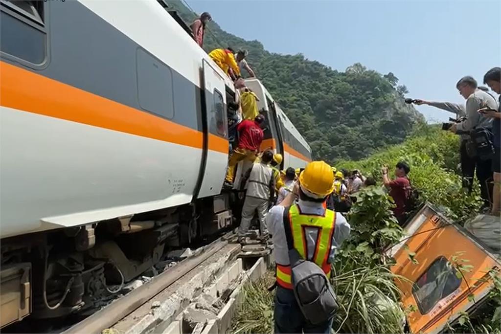 快新聞／台鐵太魯閣號出軌50死 司機員、助理司機員均殉職
