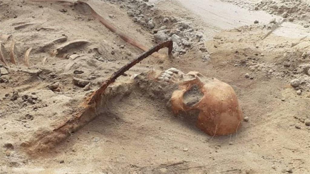 波蘭考古驚見「女吸血鬼」遺骸？1把鐮刀抵脖子防她「死而復生」