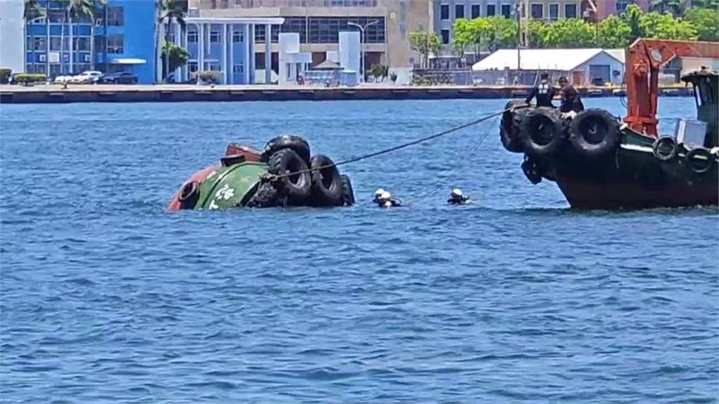 工作船翻覆高雄港2人落海 1人游上岸.26歲船長失蹤