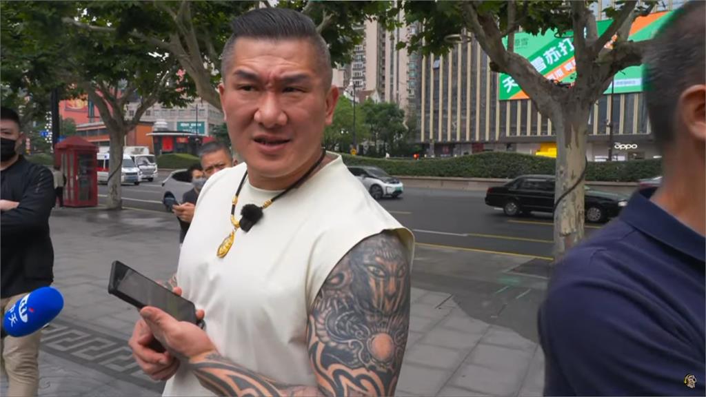 最前線(影)／館長赴中當街被問「哪國人」！簡舒培揪疑點：恐是官方安排！