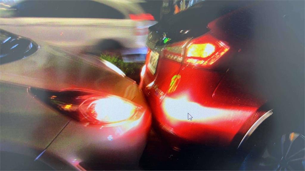 情侶開車等紅燈開把握時間熱吻　下秒直接撞前車