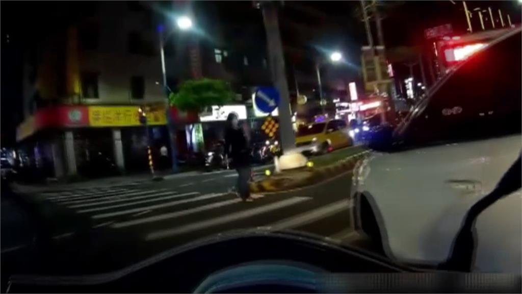 行人過馬路汽車不禮讓　駕駛拒檢逃逸沿路丟這東西