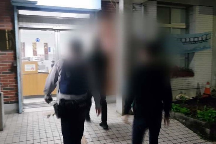 騎車夜遊遇惡煞 2男遭刀砍棒打濺血