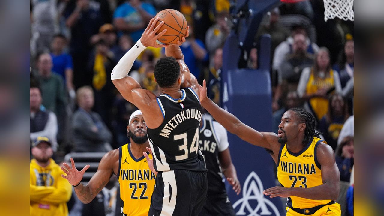 NBA(影)/協防過來也擋不住!字母哥翻身跳投絕殺溜馬全場球迷驚呆