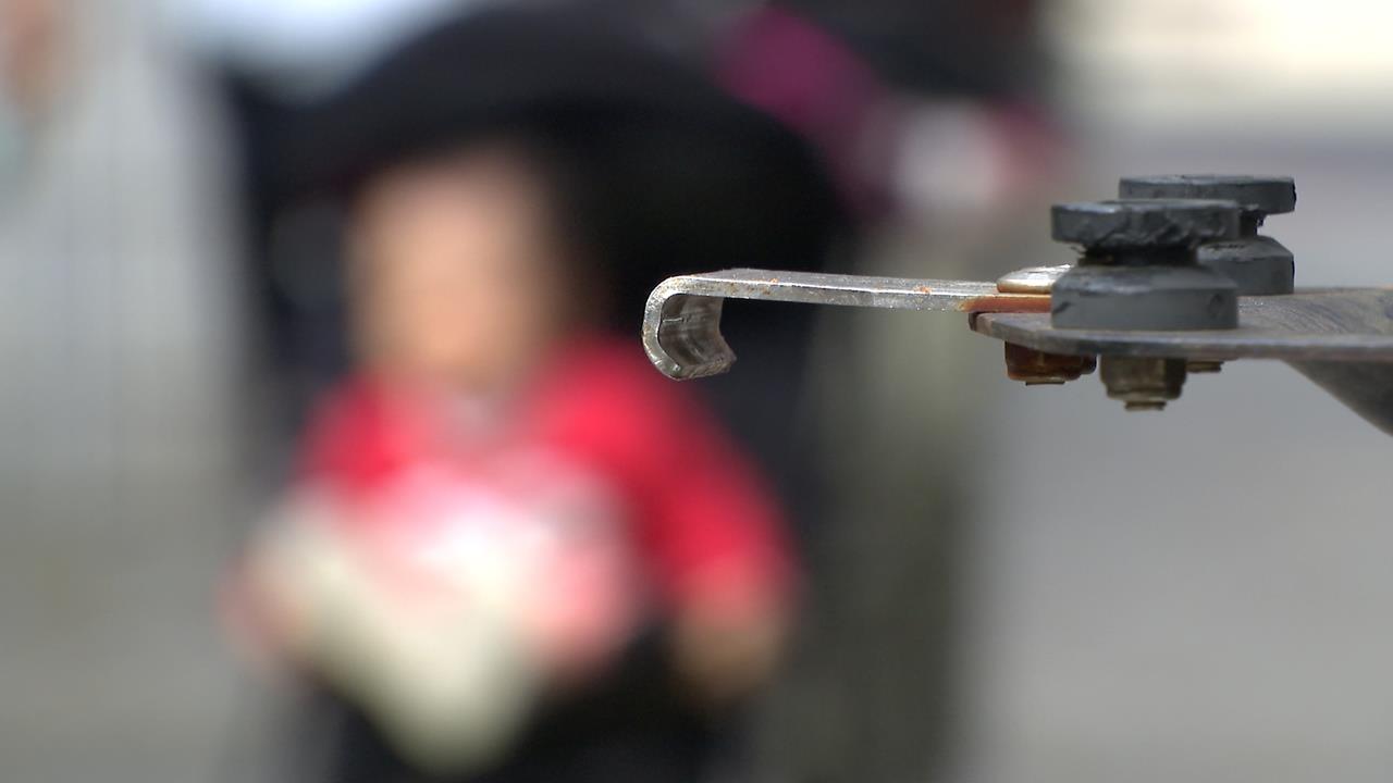 獨家/4歲童濺血!機車加裝貨架害撞傷 皮開肉綻縫4針