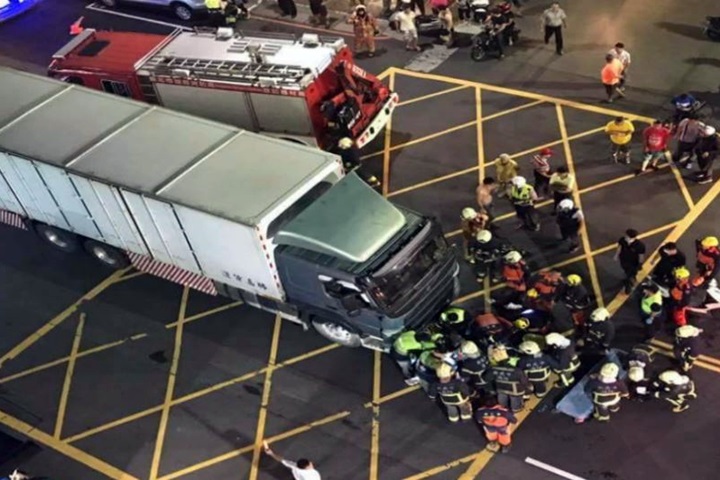 大貨車撞到嬰兒車 阿嬤護孫下半身多處骨折