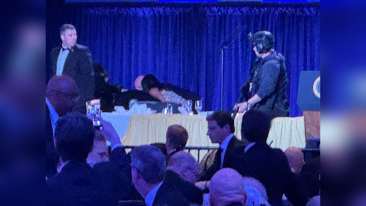 快新聞／川普赴白宮記者晚宴「現場突傳槍響」！隨扈緊急護送離開　傳槍手已被制伏