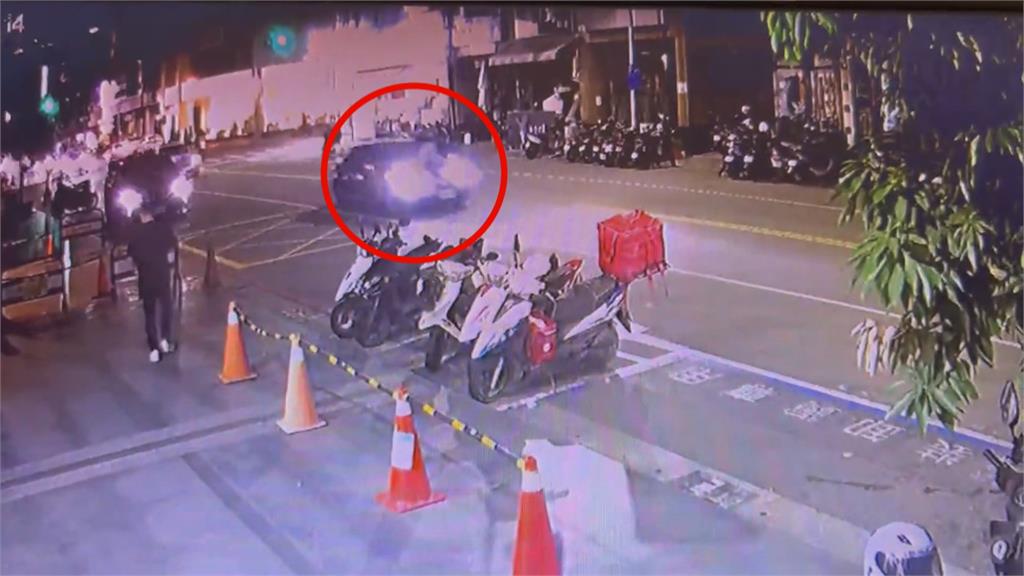 怎麼有人？汽車引擎蓋載人高速行駛　危險畫面曝光