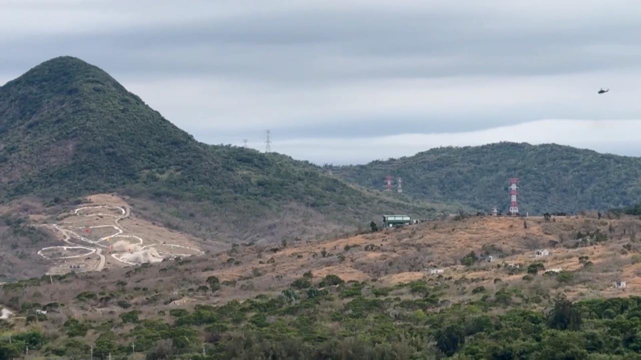 震撼!三軍聯勇操演登場 夜戰照明彈連發劃破星空