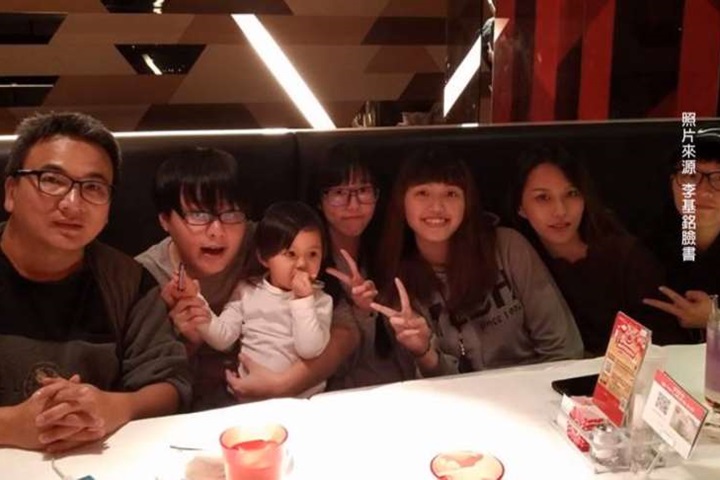 感人！女友車禍身亡留4小孩 男友視如己出全養大