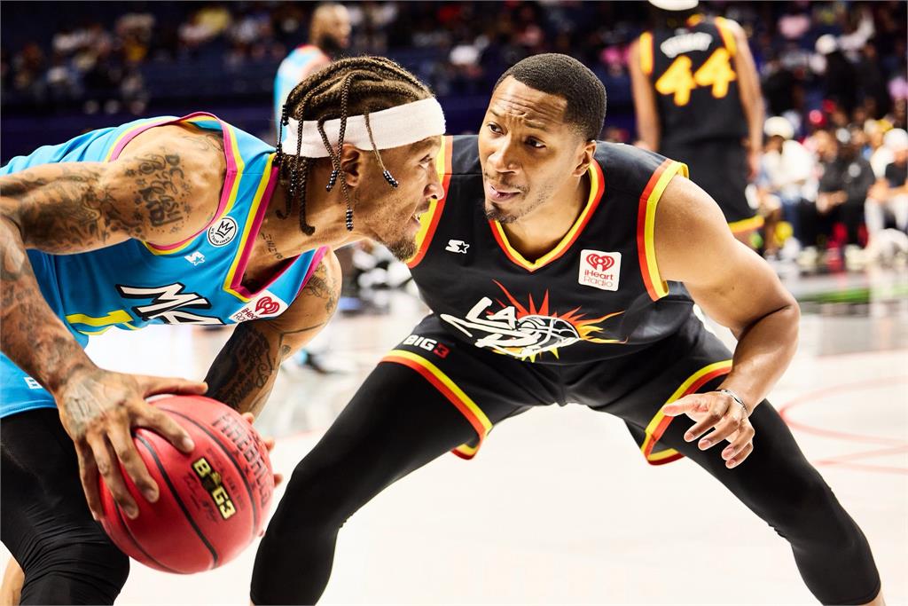 籃球(影)／嗆！2大前NBA球星「手指頂鼻子」互槓　美國頂級BIG 3爆大場面