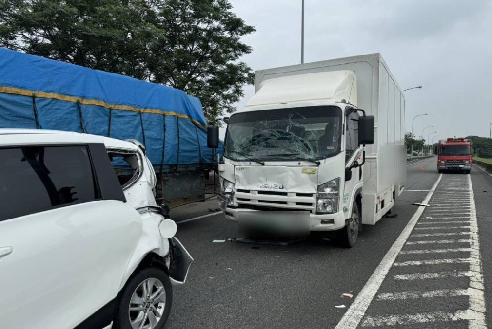 快新聞／國1高科交流道「貨車猛撞前方轎車」　3幼童受傷送醫