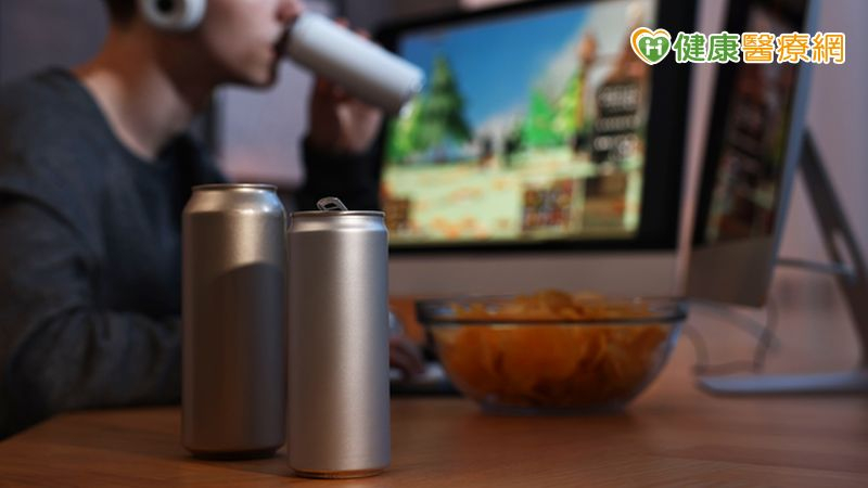 咖啡因攝取超標3倍!男子日飲8罐能量飲 突發中風8年仍留後遺症