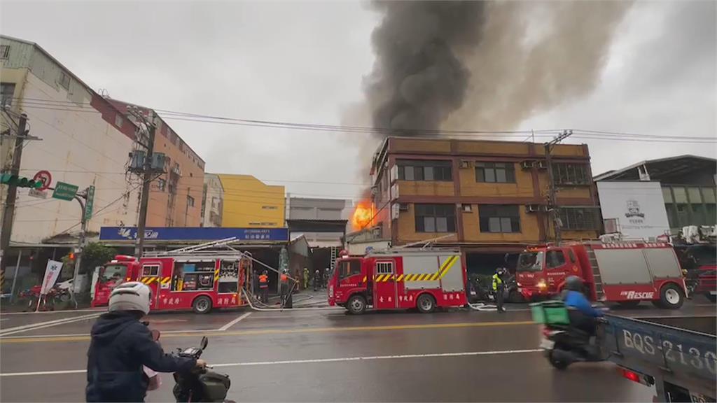 內湖鐵皮屋冒火舌　濃煙佈滿天空嚇壞民眾　幸無人員受困傷亡