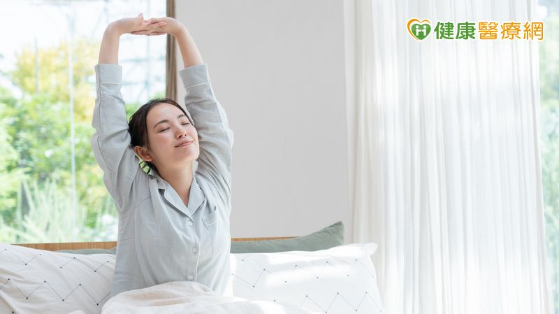 鬧鐘關掉再睡5分鐘?醫:賴床反而更累 學會5招起床馬上清醒