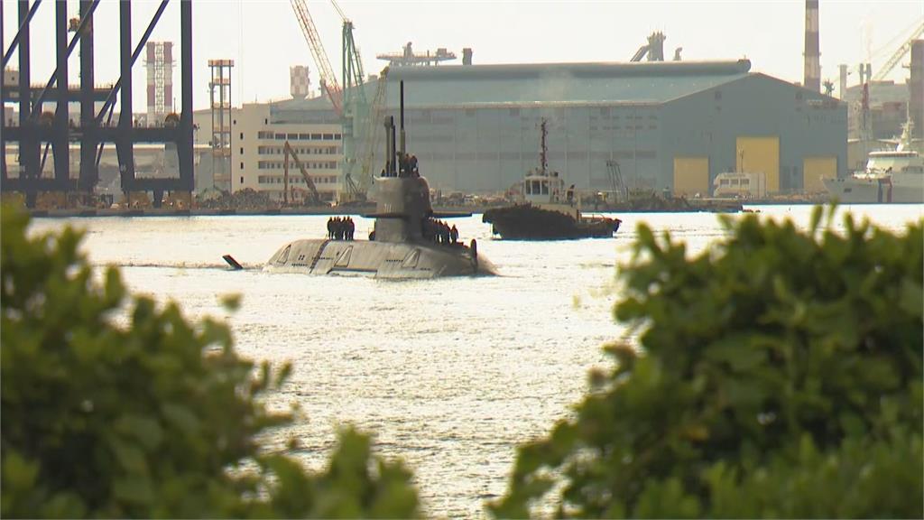 "海鯤號"三度海測! 軍事迷到場拉紅布條喊加油