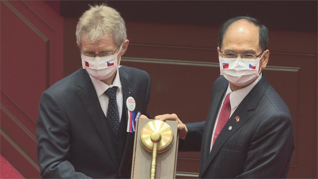 捷克議長立院演說 高呼「我是台灣人」 非邦交議長首位國會演講 吳斯懷打瞌睡