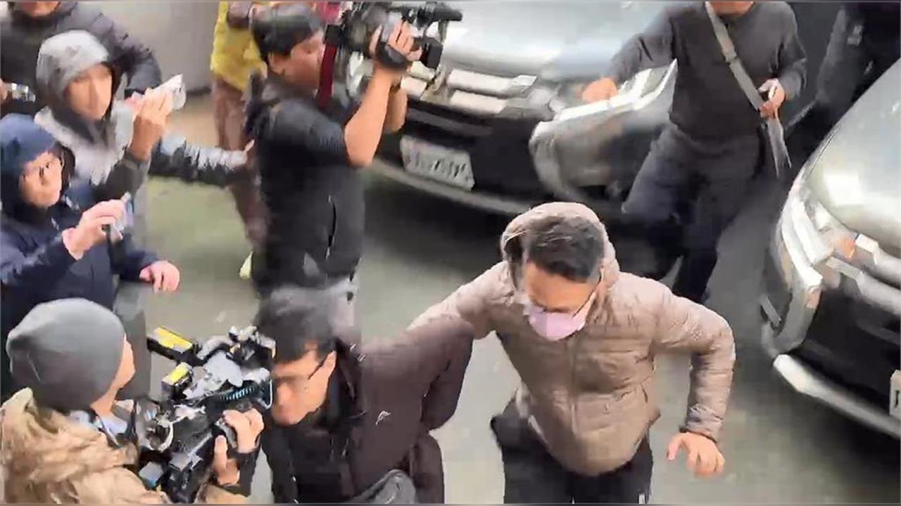 快新聞／遭記者怒嗆「臭俗辣」！偷藏真槍被抓包還撞人　保安警20萬交保