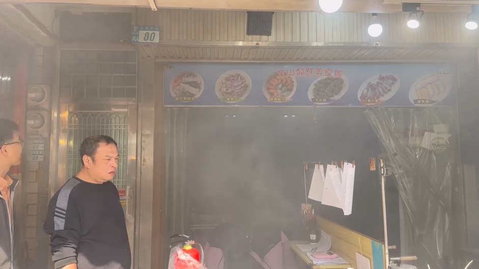 快新聞／初一不平靜！金山老街驚見「濃煙狂竄」　嚇壞遊客畫面曝光
