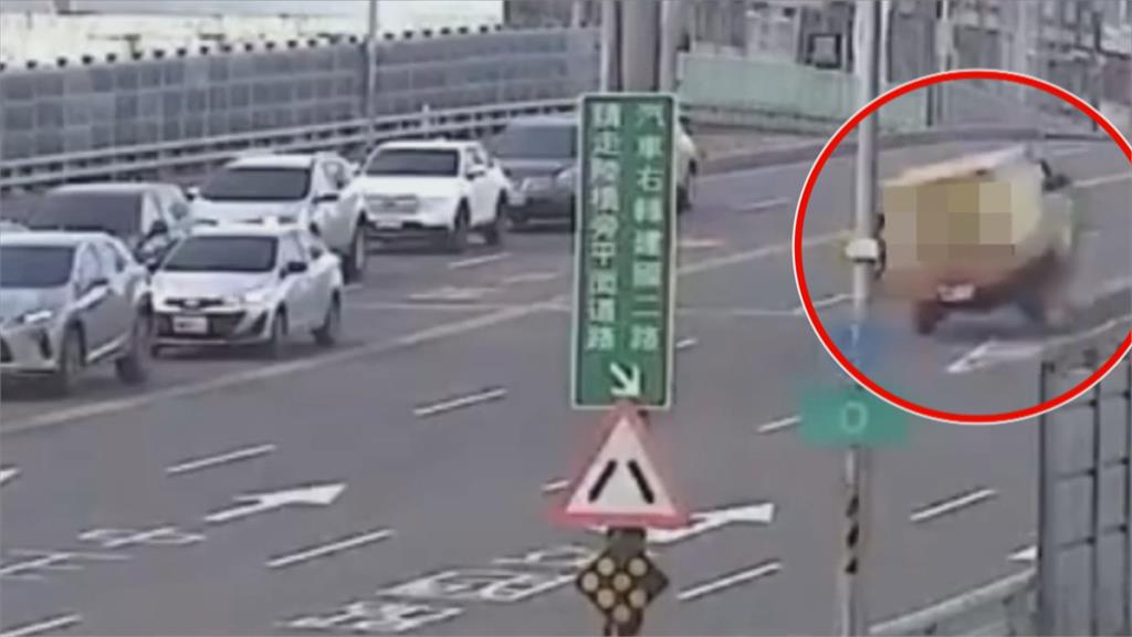 高雄小貨車駕駛疑似恍神　直撞安全島側翻躺車道