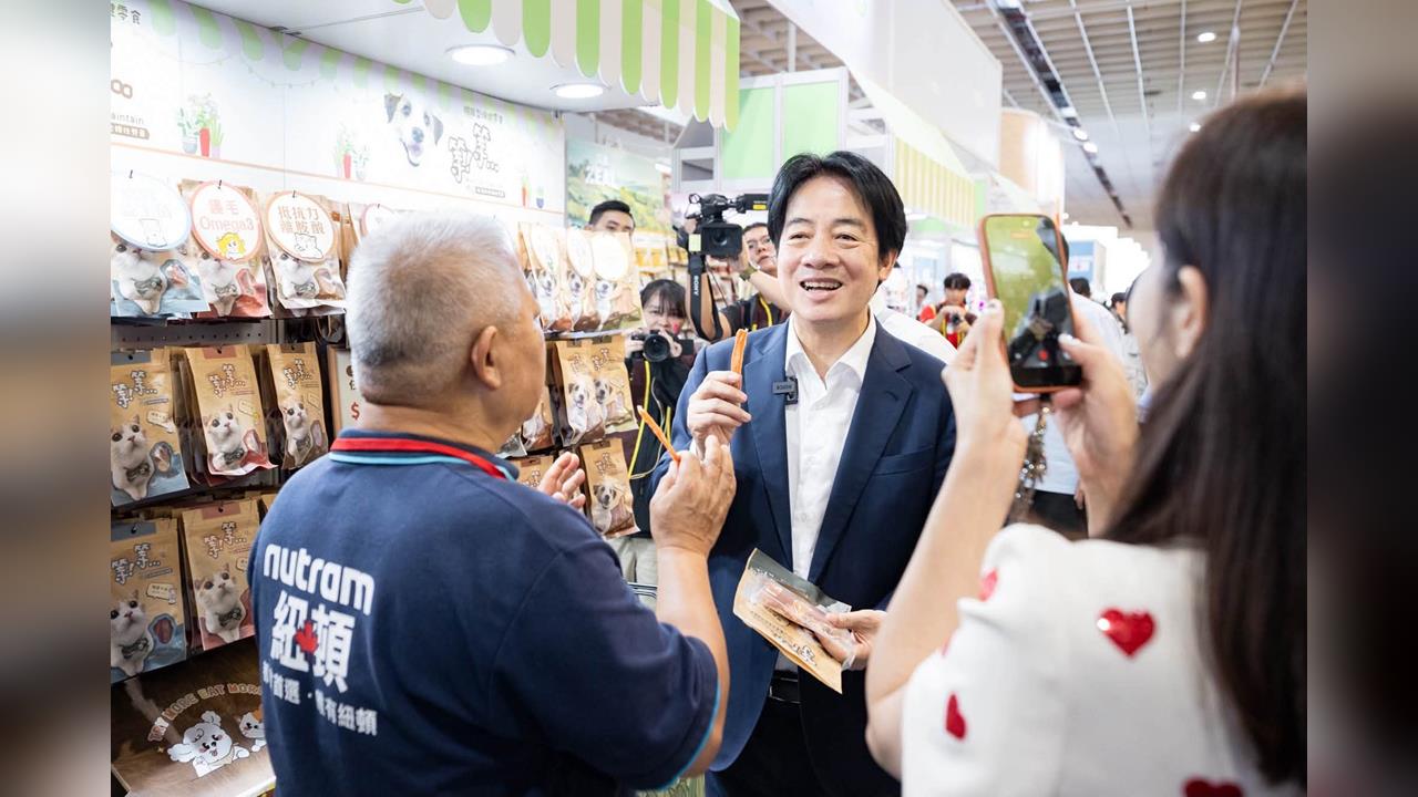 逛寵物展趁機幫愛犬"補貨"　賴總統連肉條都親自試吃！