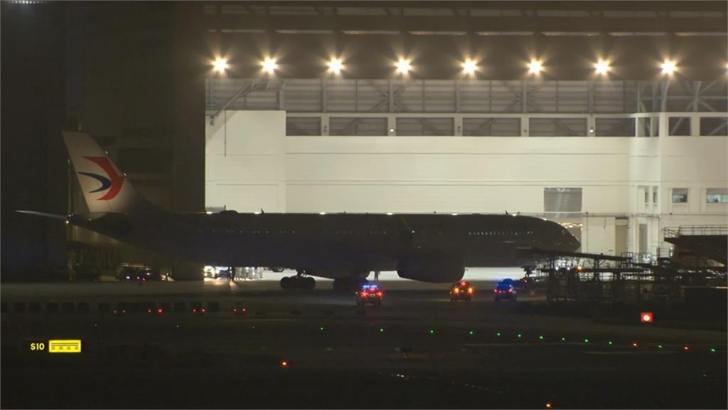 武漢專機深夜抵台 關大門檢疫3小時後前往隔離
