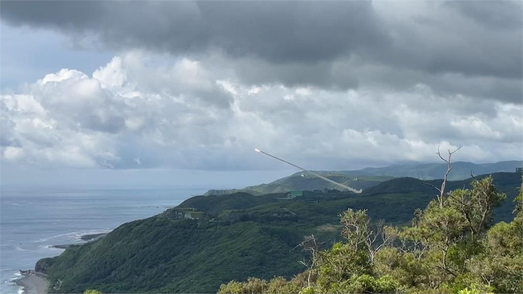 雷霆操演九鵬基地登場　震撼！上百枚火箭彈劃破天際