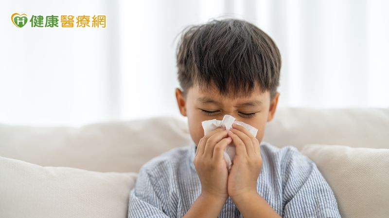 秋冬鼻子過敏易加劇　打噴嚏、流鼻水別再當感冒！老中青少影響原因各不同