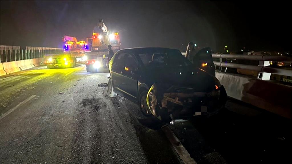 貨車車斗門沒關好沿路洩爛泥　害西濱10車打滑失控自撞護欄